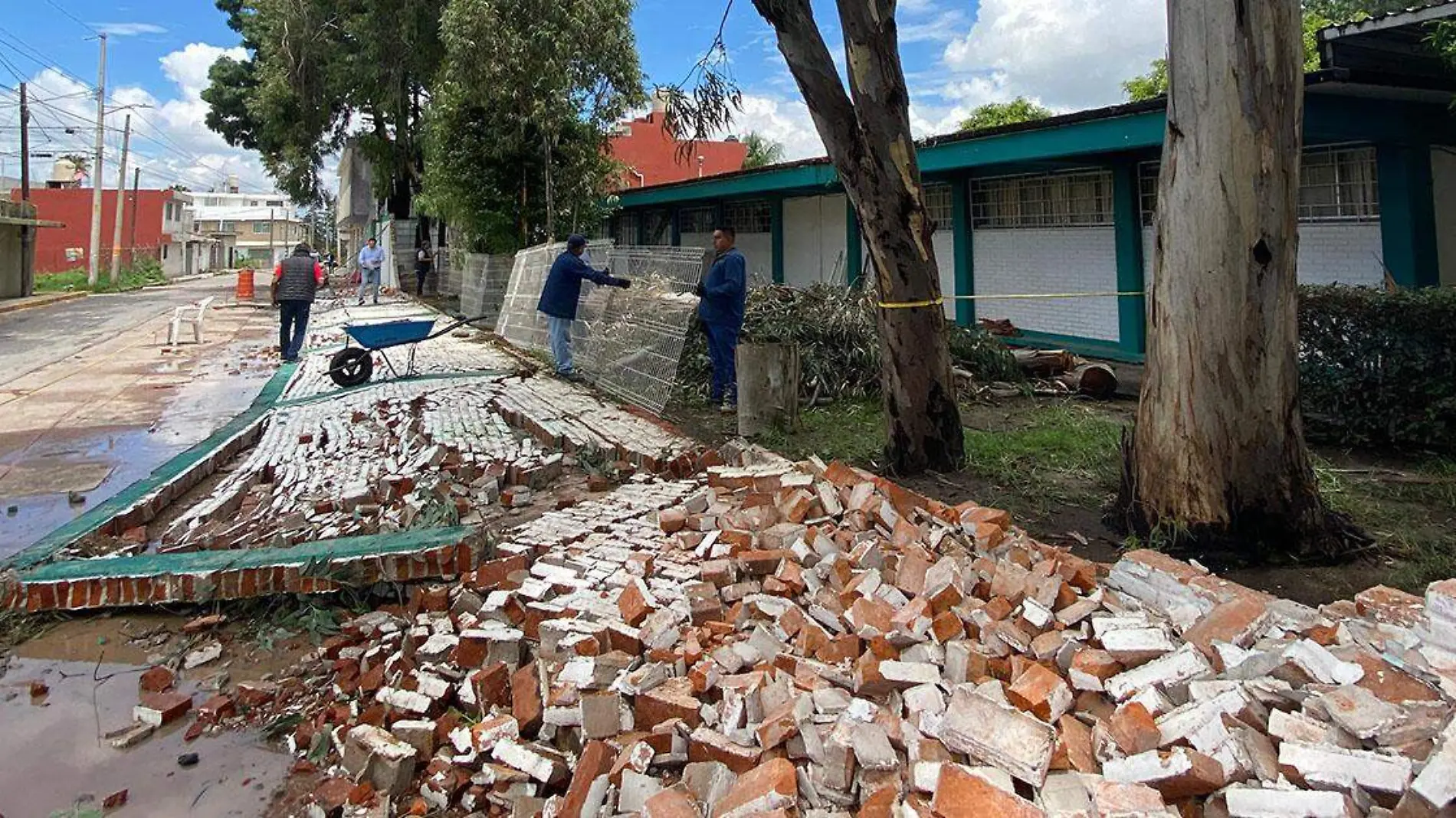 La barda perimetral del plantel número tres del Colegio de Bachilleres (Cobaep) ubicado en la junta auxiliar San Jerónimo Caleras